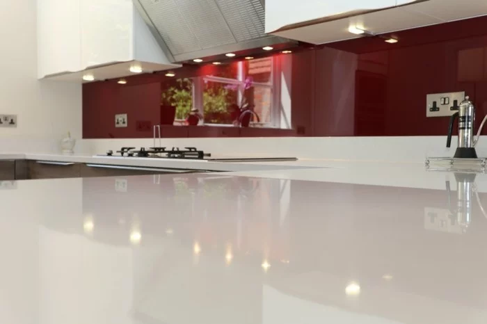 küchenarbeitsplatten in weiß mit roter küchenrückwand sehen toll zusammen aus