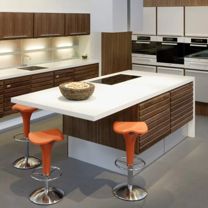 küchenarbeitsplatten moderne kücheninsel und orange barhocker