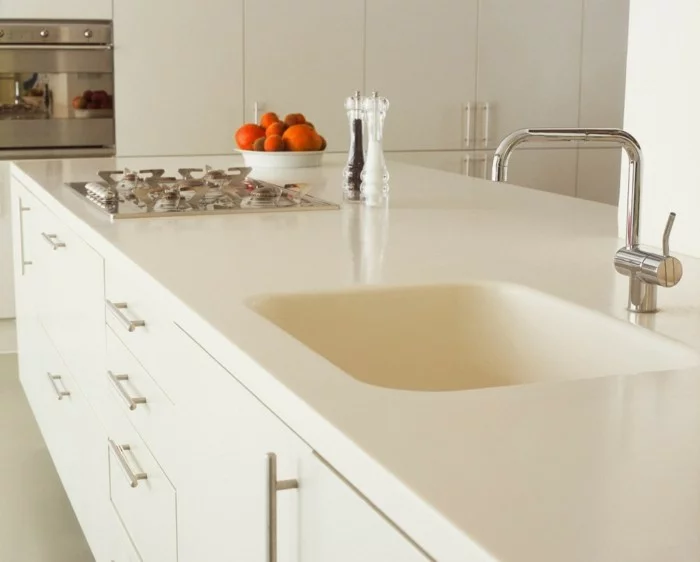 küchenarbeitsplatten moderne weiße kücheninsel mit spüle und kochfeld