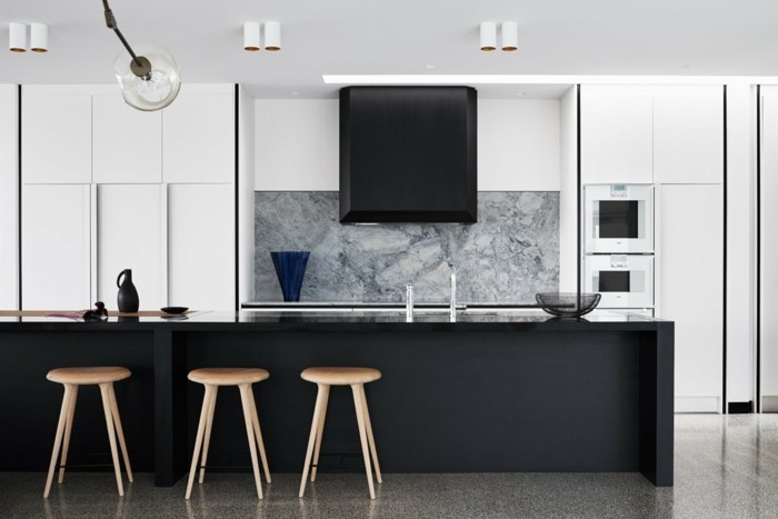 küchentrends 2019 marmor als küchenrückwand und schwarze kücheninsel