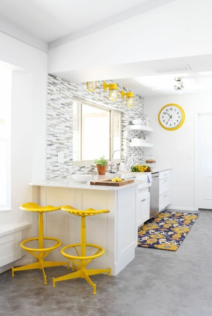 moderne wanduhren für die küche gelbe wanduhr mit ziffernblatt