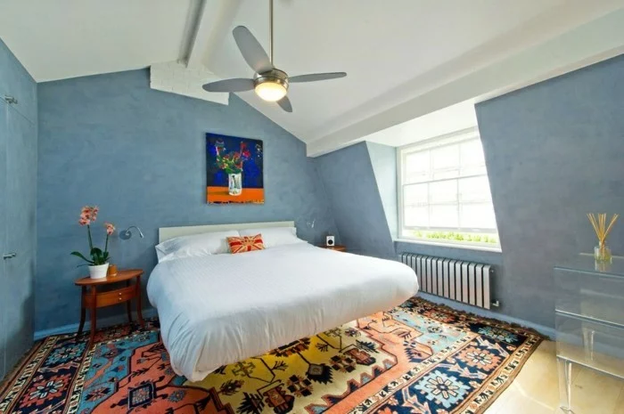 schlafzimmer dachschräge blaue wände und farbiger teppich