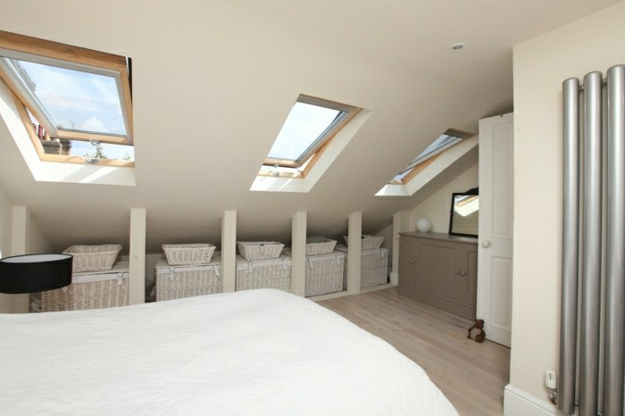 schlafzimmer dachschräge cremefarbene wände und weiße bettwäsche