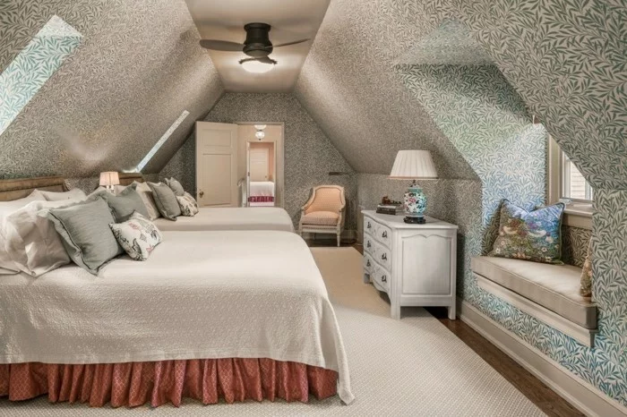 schlafzimmer dachschräge gemütliches innendesign in hellen farben