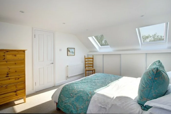 schlafzimmer dachschräge schlichtes design und grüne akzente