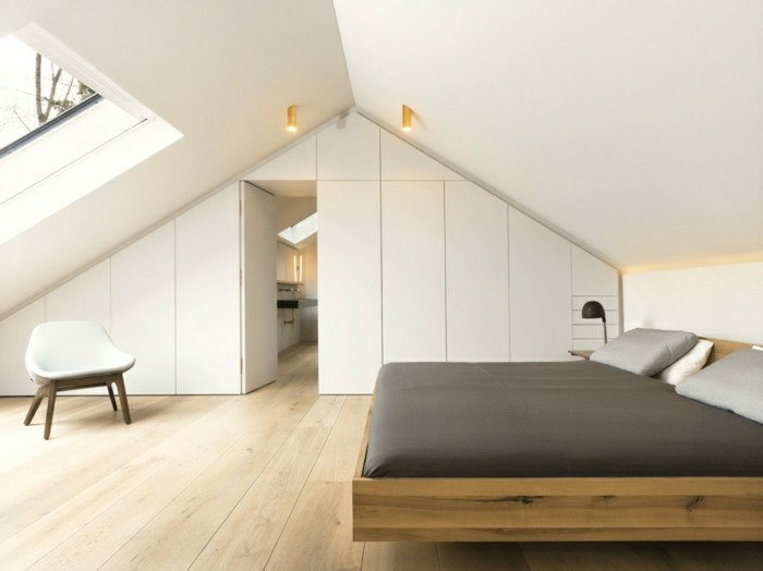 schlafzimmer dachschräge weiße wandfarbe und holzboden