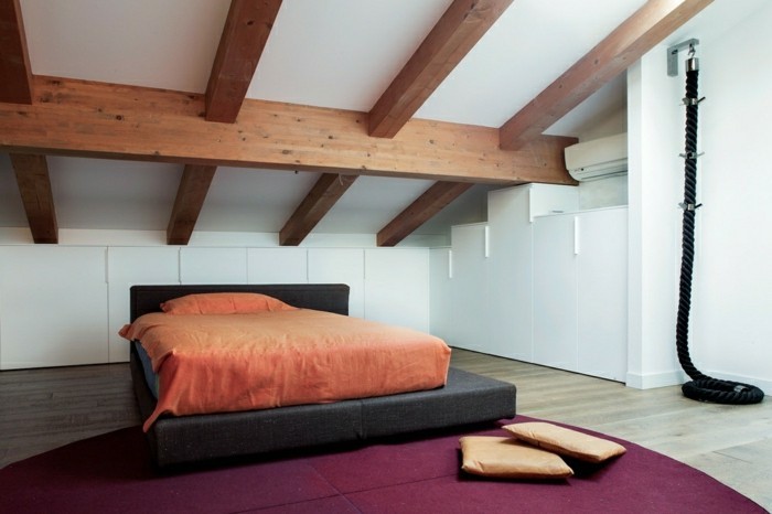schlafzimmer einrichten mit dachschräge lia teppich und holzbalken