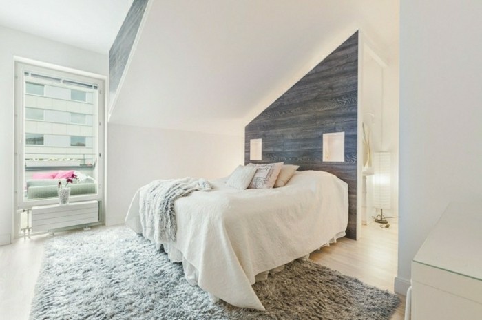 schlafzimmer einrichten mit dachschräge und graue akzentwand und hellgrauer teppich