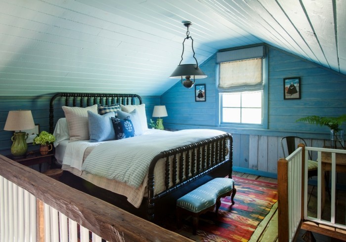 schlafzimmer landhausstil blaue akzentwand und dachschräge