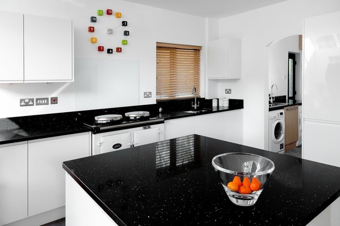 stauraum küche schwarze arbeitsplatten und weiße küchenschränke
