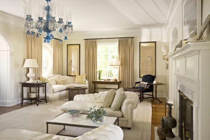 wohnzimmer einrichten ideen klassischer wohnbereich mit hellen möbelstücken und wunderschönem kronleuchter