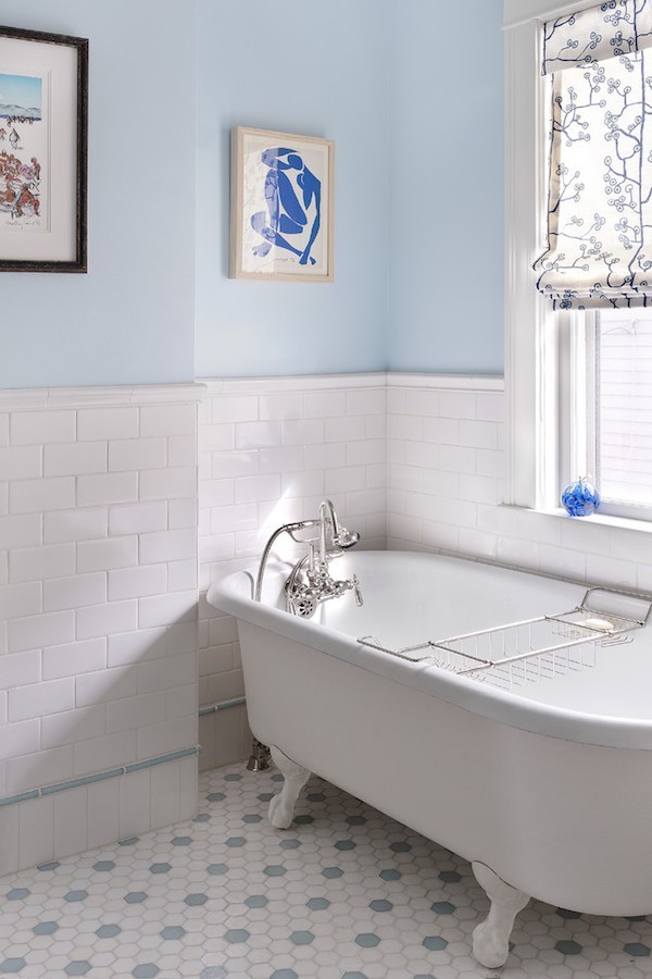Badezimmer im Shabby Chic Stil blaue elemente schöner bodenbelag