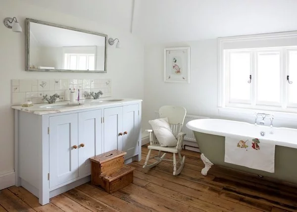 Badezimmer im Shabby Chic Stil hölzerner bodenbelag weiße wände
