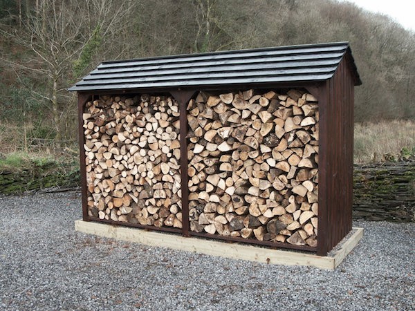 Brennholz draußen lagern geschützt ideen
