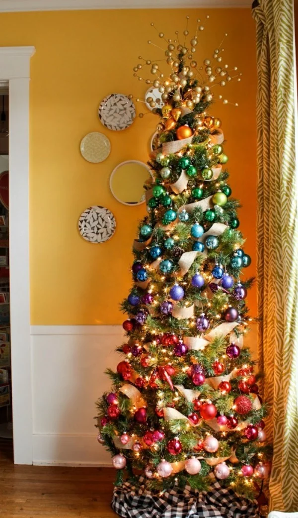 Dekoration und Farbgestaltung von Weihnachtsbaum