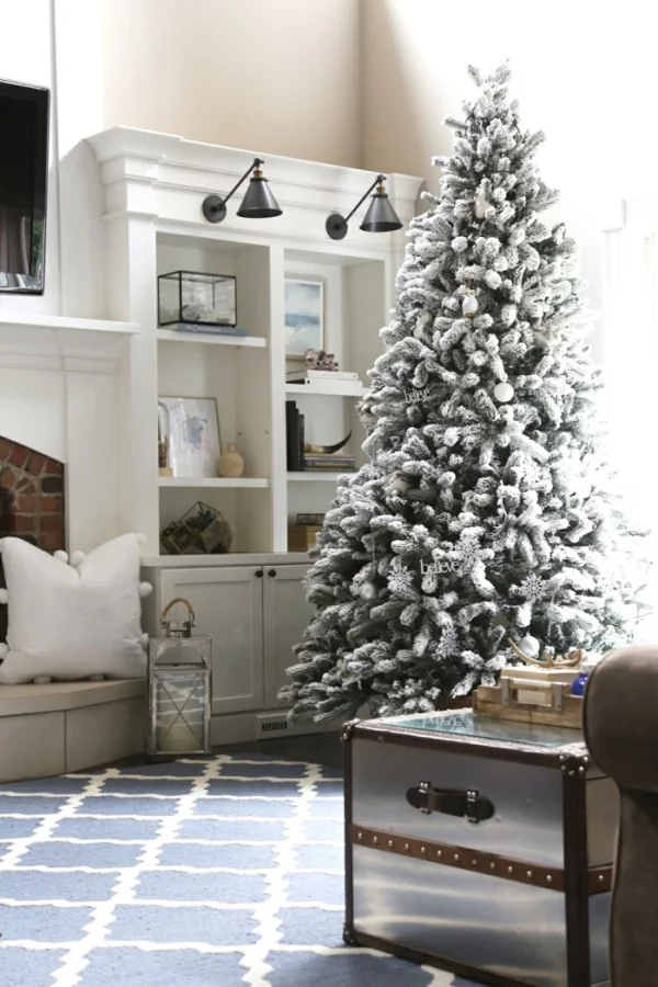 Der Weihnachtsbaum sollte mit der Wandgestaltung kombiniert werden