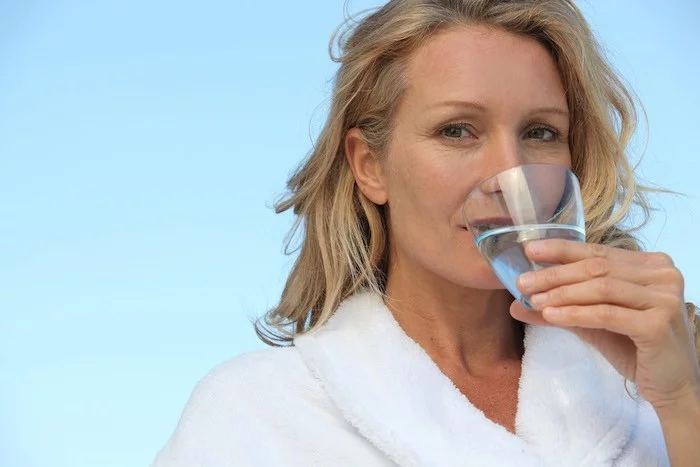 Frau ab 40 Wasser trinken abnehmen