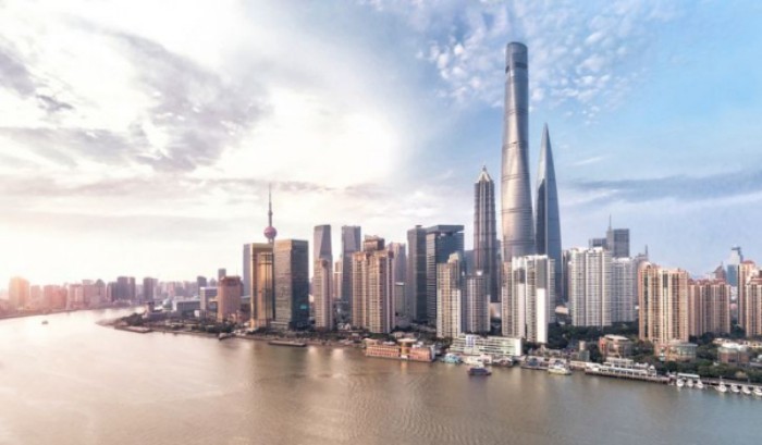 Wolkenkratzer Shanghai Tower in den Himmel emporragen