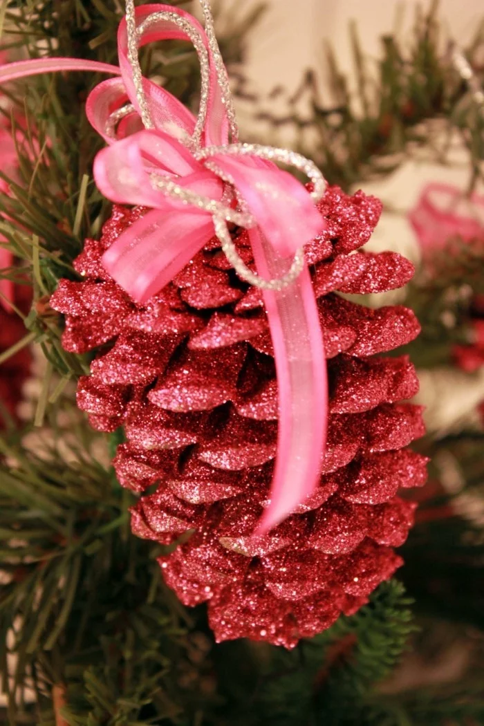 basteln mit tannenzapfen weihnachtsdeko roter weihnachtsanhänger