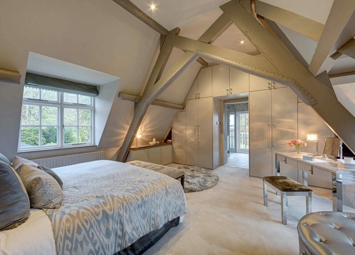 Welche Möbel für Dachschrägen machen den Raum schön wohnlich?