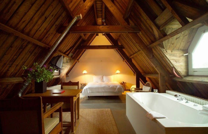 Welche Möbel für Dachschrägen machen den Raum schön wohnlich?