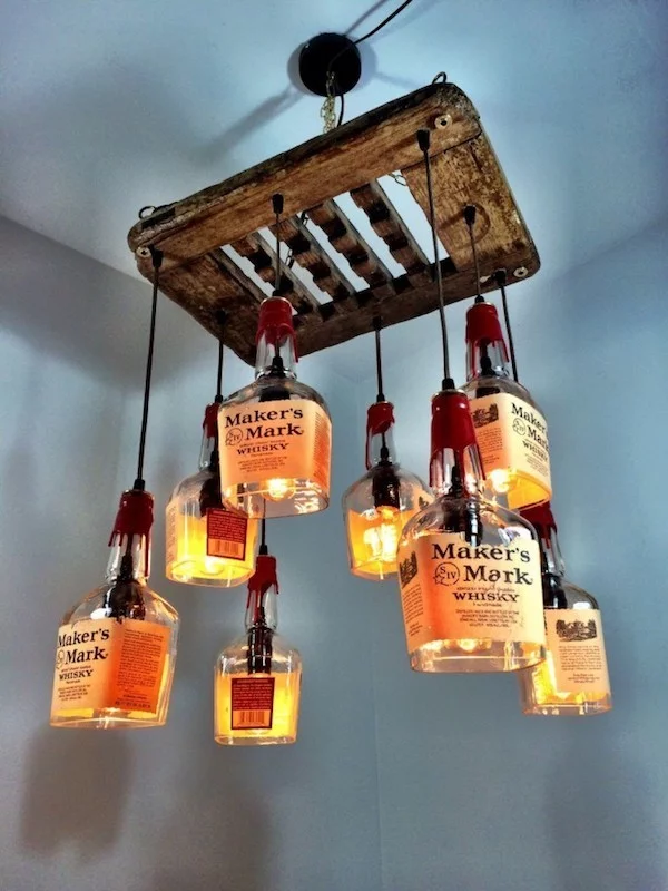 DIY Kronleuchter aus leeren Whiskey Flaschen und Flaschenhalter 