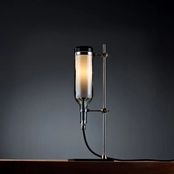 moderne DIY Tischlampe aus leerer Flasche