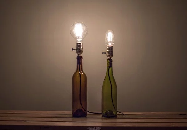 Flaschenlampe selber bauen mit Glühbirnen