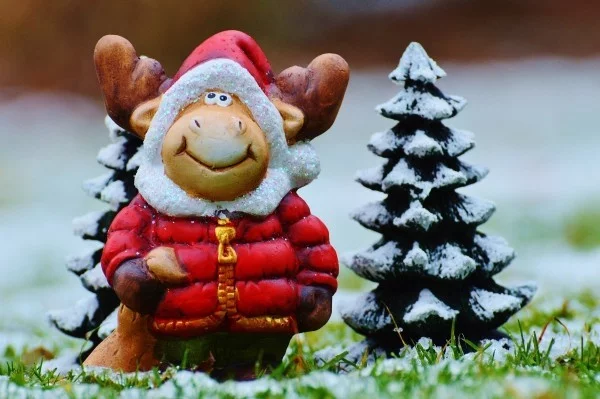 gartendeko-weihnachten-weihnachtsfiguren-gartenideen