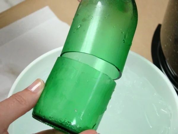 Flaschenlampe selber bauen aus geschnittener Flasche 