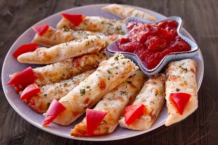 hexenfinger backen pizza ketchup soße paprika