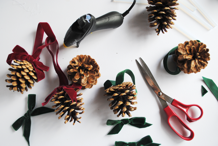 kreativ basteln tannenzapfen festliche dekoanhänger weihnachtsdeko