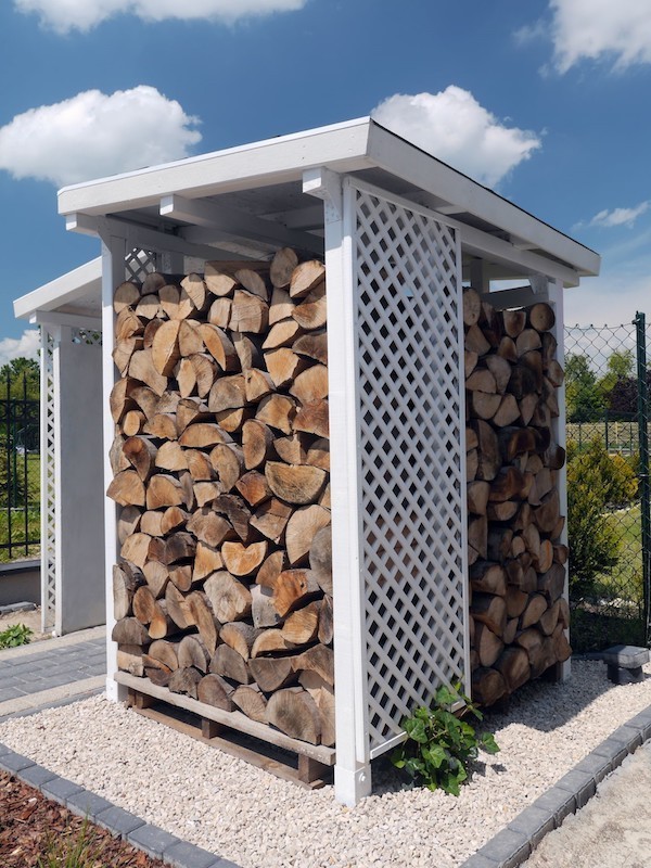 moderne Option Brennholz draußen lagern