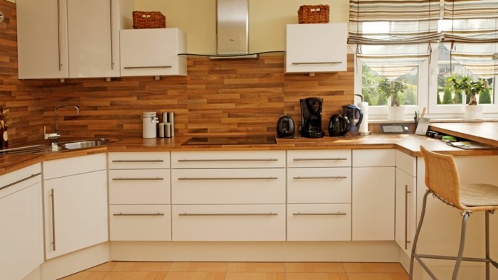 moderne wandgestaltung hölzerne küchenrückwand helle küchenschränke