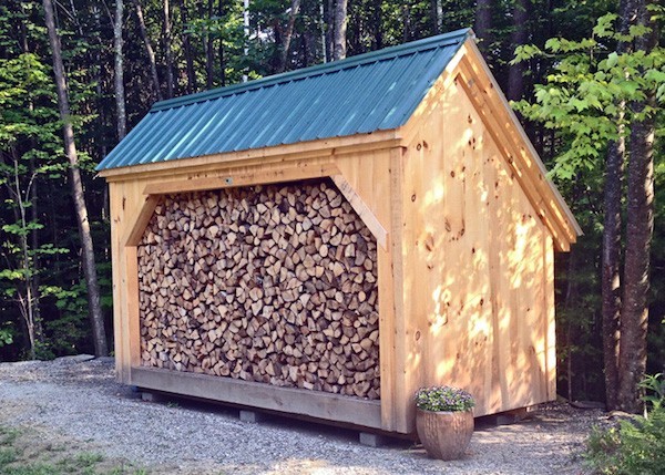 praktische Ideen Brennholz lagern draußen