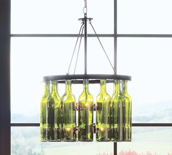 runder DIY Kronleuchter aus grünen Glasflaschen