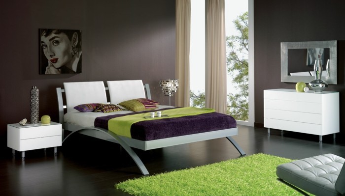 schlafzimmer einrichten grün lila helle gardinen