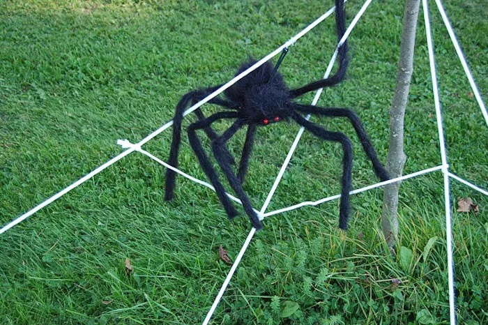 spinnweben selber machen mit kuenstlicher spinne