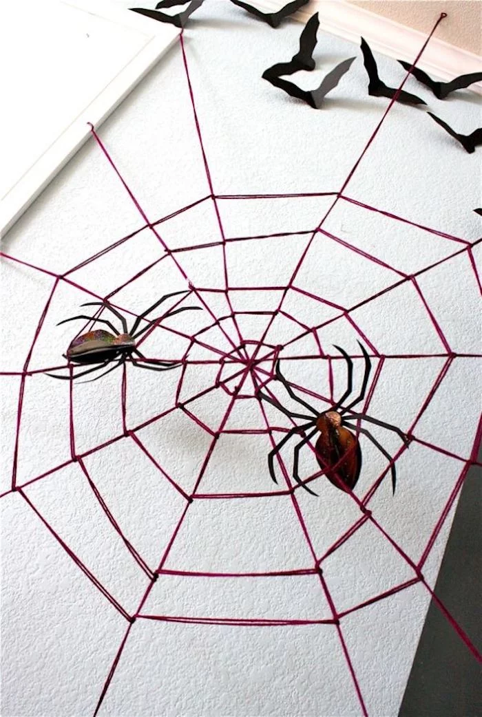 spinnweben selber machen mit spinnen als halloween dekoration