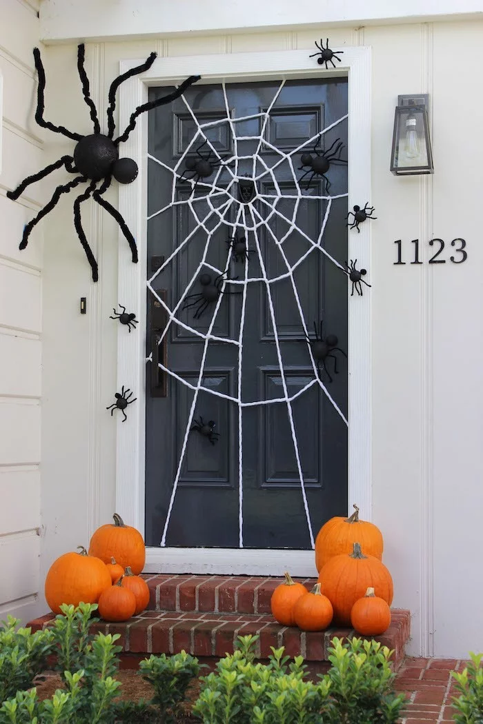 tuerdeko zu halloween mit spinnweben