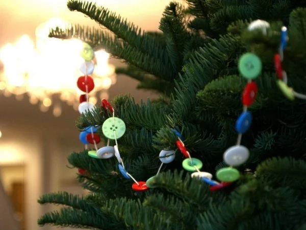 weihnachtsbaumschmuck-selber-machen-knoepfe-benutzen-girlande