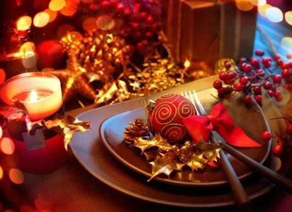 weihnachtstischdeko-christbaumkugel-rote-schleife-goldenestachelpalme