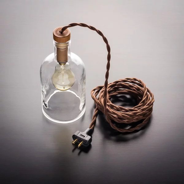 originelle DIY Hängeleuchte aus leerer Glasflasche mit Glühbirne