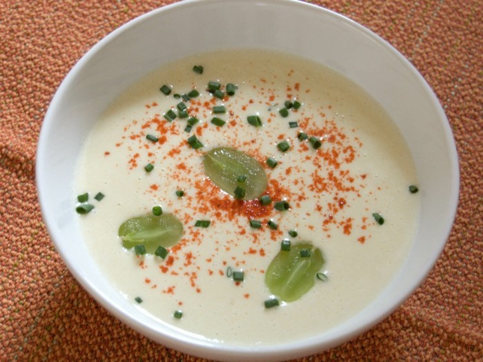 weiße gazpacho suppe mit weintrauben