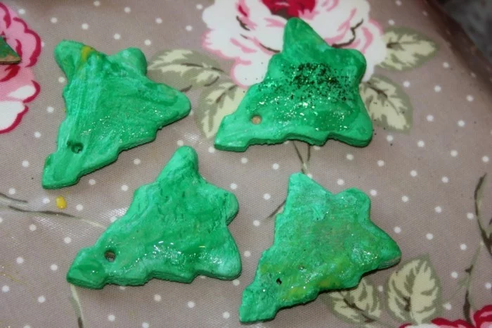 Basteln mit Weihnachtsdeko grüne Tannenbäume dekorieren