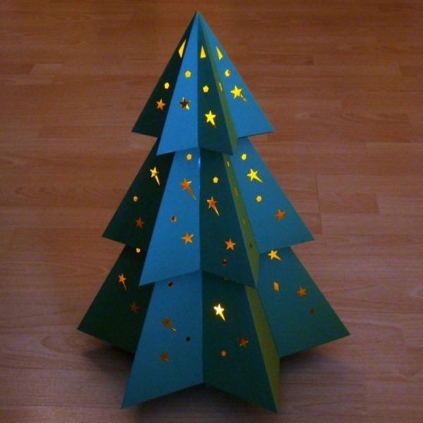 Blauer Tannenbaum mit gelber Rückseite Weihnachtsdeko selber machen