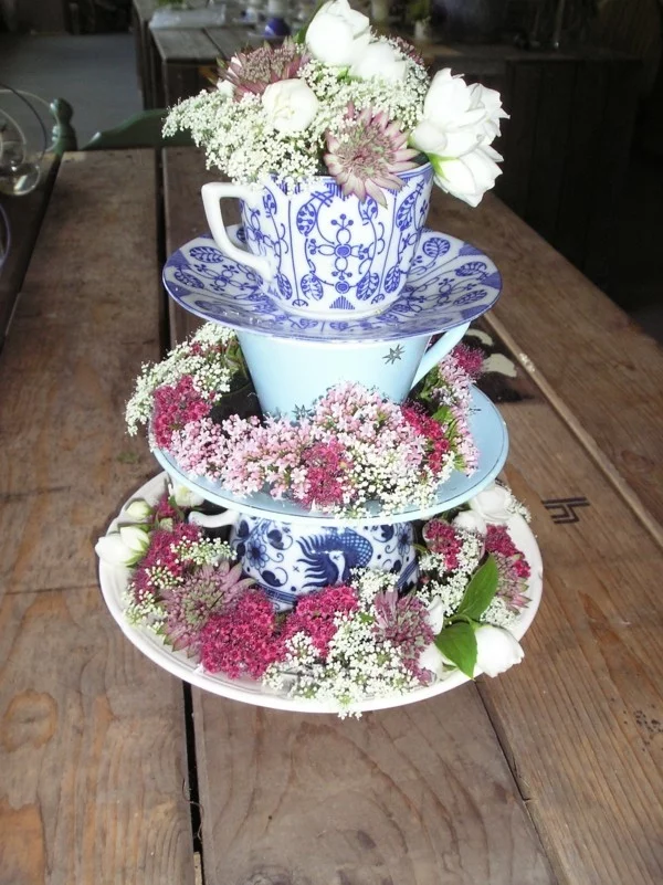 Cupcake Etagere ornamentiert mit Pflanzen