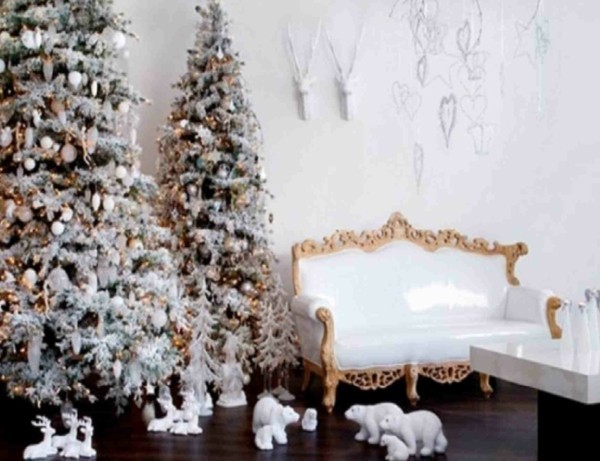 Dekorierte Weihnachtsbäume für die Wohnzimmergestaltung