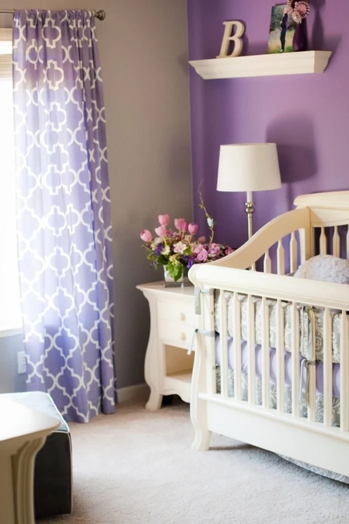 Die Farbe Lila akzentwand lila babyzimmer teppichboden