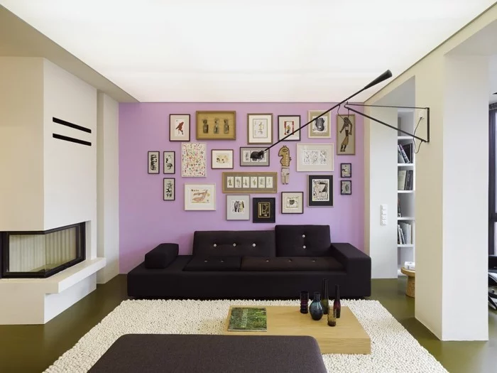 Die Farbe Lila akzentwand schwarzes sofa wohnzimmer